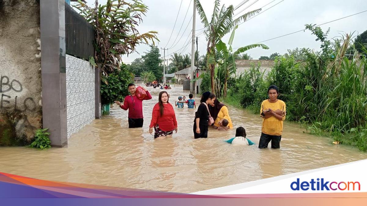 Pamarayan Serang Banjir hingga 1,5 Meter, Polisi Salurkan Bantuan