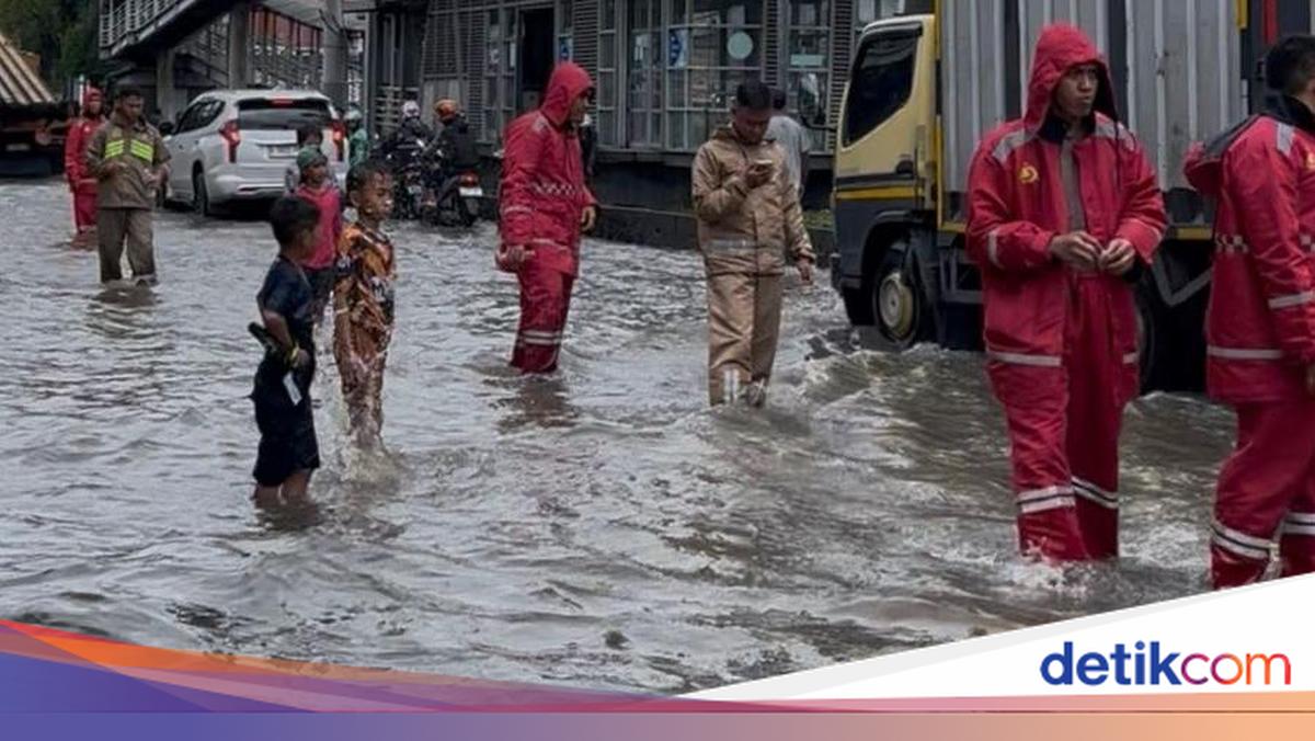 Jakarta Flood Crisis: 125 RTs and 16 Roads Submerged, Water Levels Reach 1.2 Meters Jakarta Flood Crisis: 125 RTs and 16 Roads Submerged, Water Levels Reach 1.2 Meters
