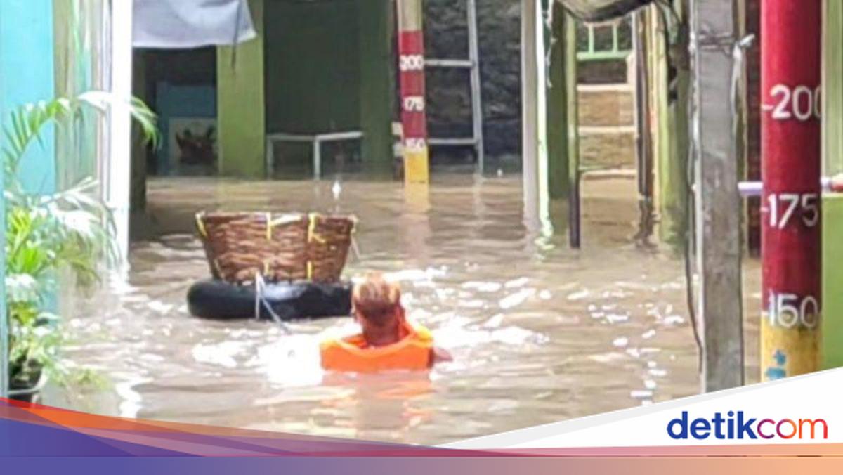 Kebon Pala Jaktim Terendam Banjir Kiriman dari Bogor, Ketinggian Air 130 Cm