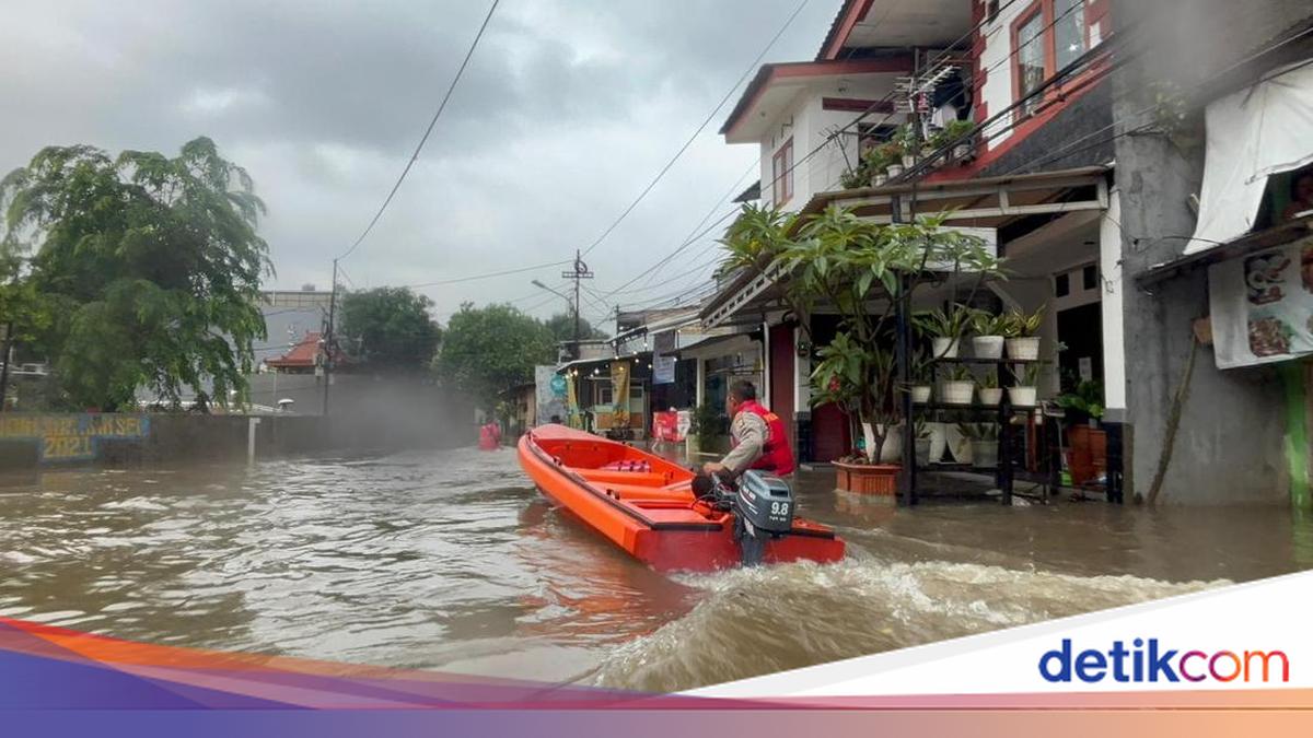 Perumahan di Pela Mampang Jaksel Banjir 1 Meter, Polisi Bantu Evakuasi Warga