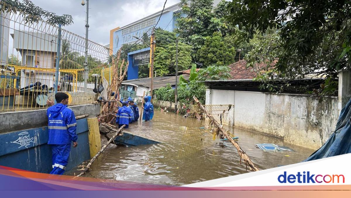 Kali Krukut Meluap, Sudin SDA Jaksel Perbaiki Tanggul Jebol di Petogogan Banjir di Petogogan, Sudin SDA Jaksel Perbaiki Tanggul Sekitar Kali Krukut