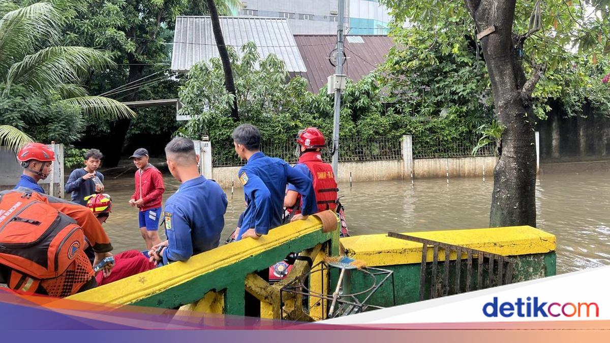 Kapolres Jaksel Tinjau Pela Mampang: Banjir Berangsur Surut, Kini 55 Cm