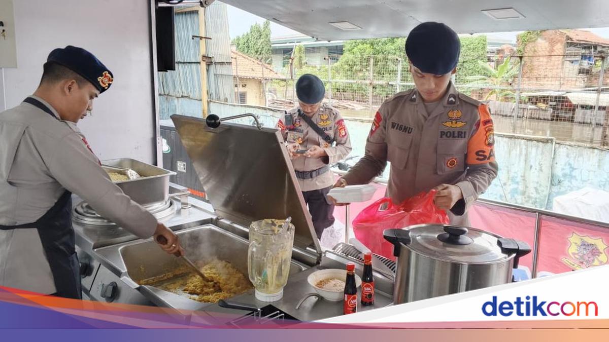 Dapur Lapangan Brimob Polda Metro Hadir Layani Korban Banjir Cikarang Utara