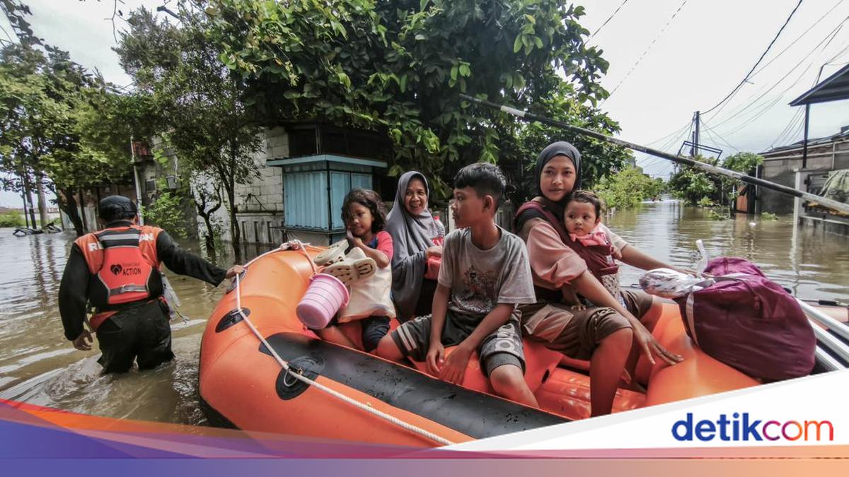 Proses Evakuasi Berlanjut di Perumahan Mutiara Indah Akibat Banjir yang Menggenangi