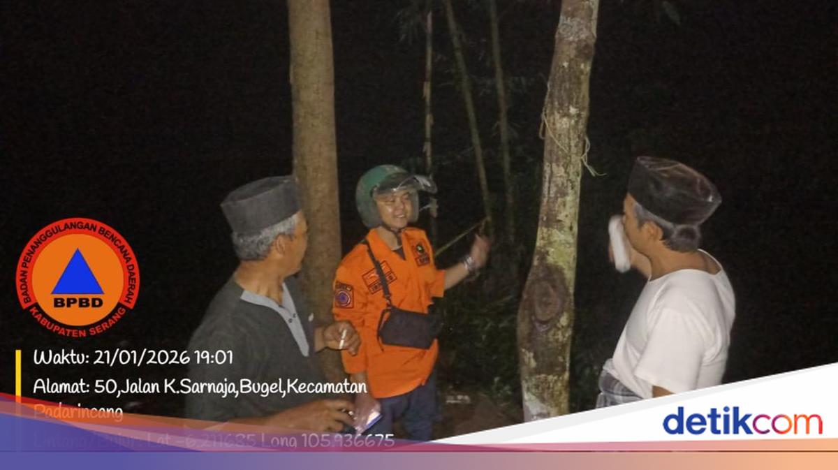 Jembatan Bambu Akses Warga di Serang Rusak Akibat Sungai Cikalumpang Meluap