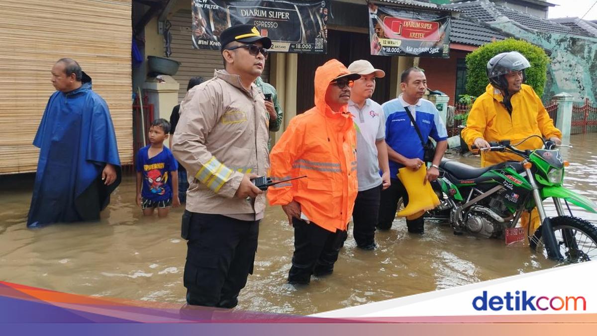Tanggul Kali Angke Jebol, Banjir Rendam Perumahan di Tangerang, Ribuan Warga Mengungsi Cerita di Balik Air Muncul dari Rumah Banjiri Perumahan di Tangerang