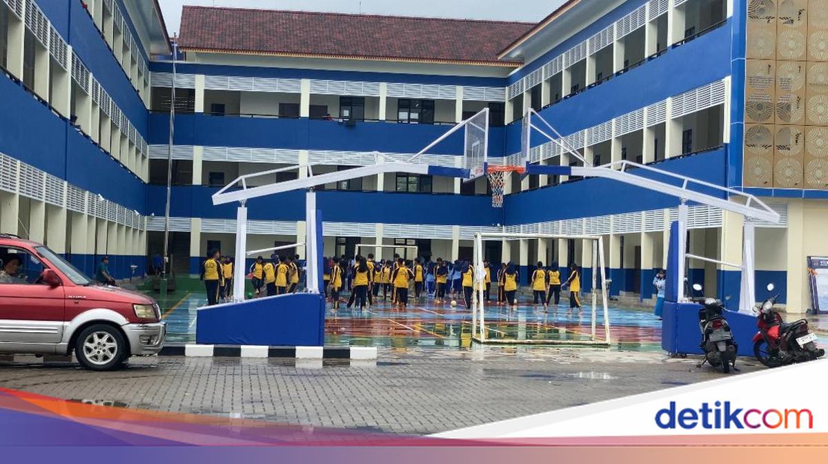 Heboh SMPN di Depok Renovasi Rp 28 M tapi 17 Kelas Tak Ada Meja-Kursi