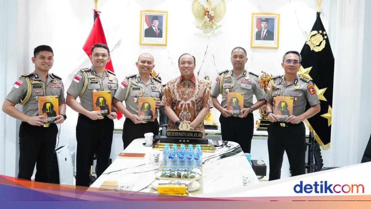 Bagikan Buku soal PPO-PPA ke Calon Atase Polri, Wakapolri Titip Pesan Ini