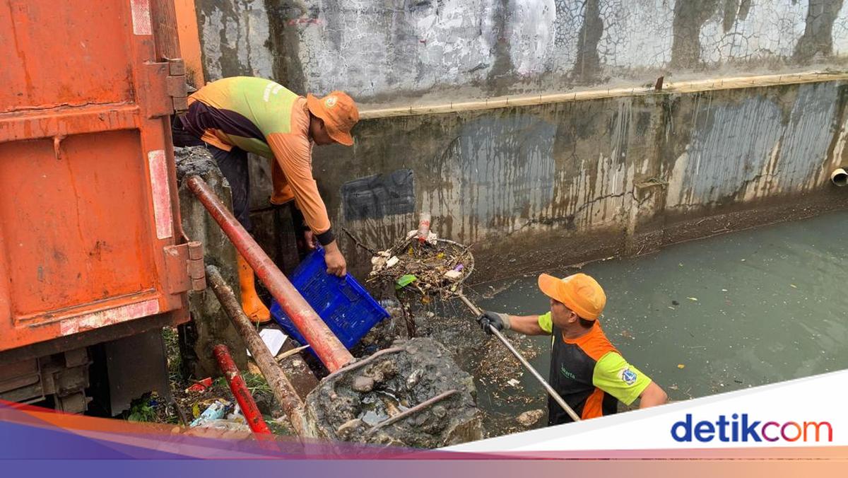 Banjir di Petogogan Jaksel Mulai Surut, Petugas Bersihkan Sampah di Sungai
