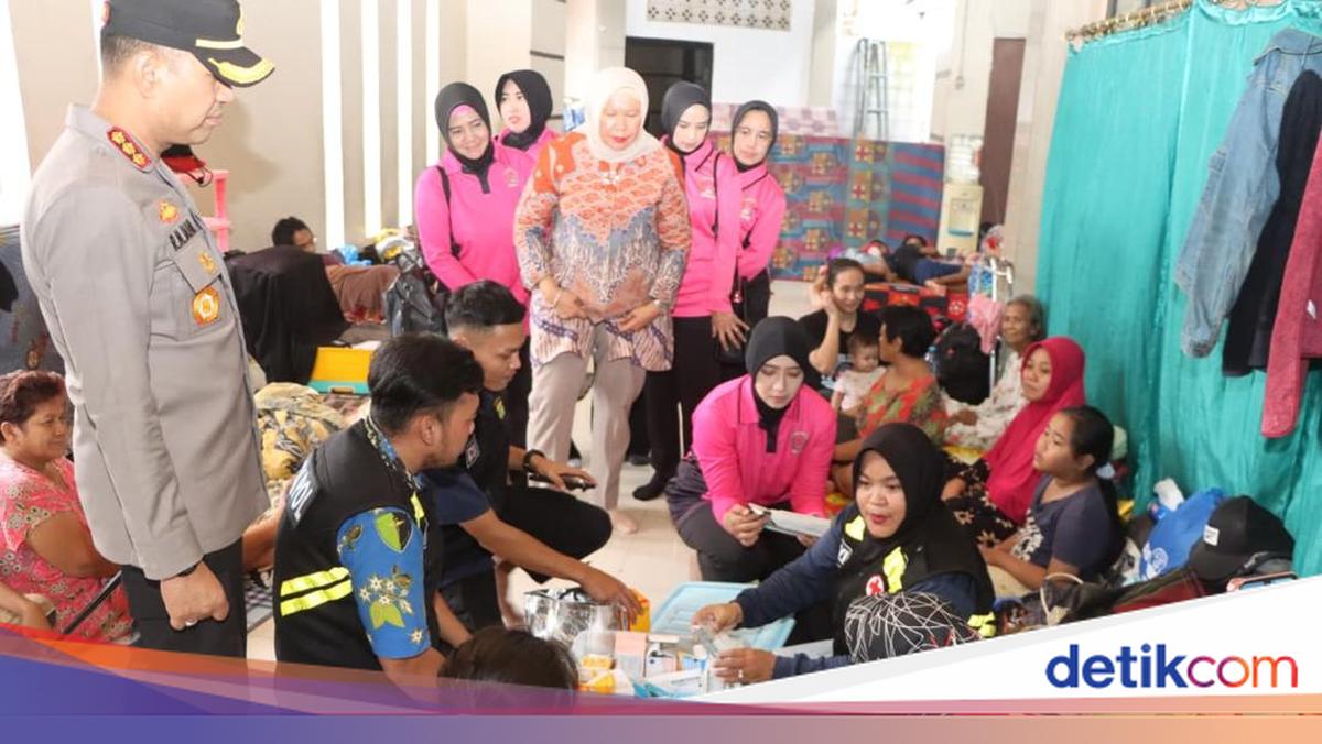 Tangerang – Banjir Rendam Periuk Tangerang, Polisi Turun Tangan Salurkan Bantuan Perumahan di Periuk Tangerang Terendam Banjir, Polisi Kirim Bantuan