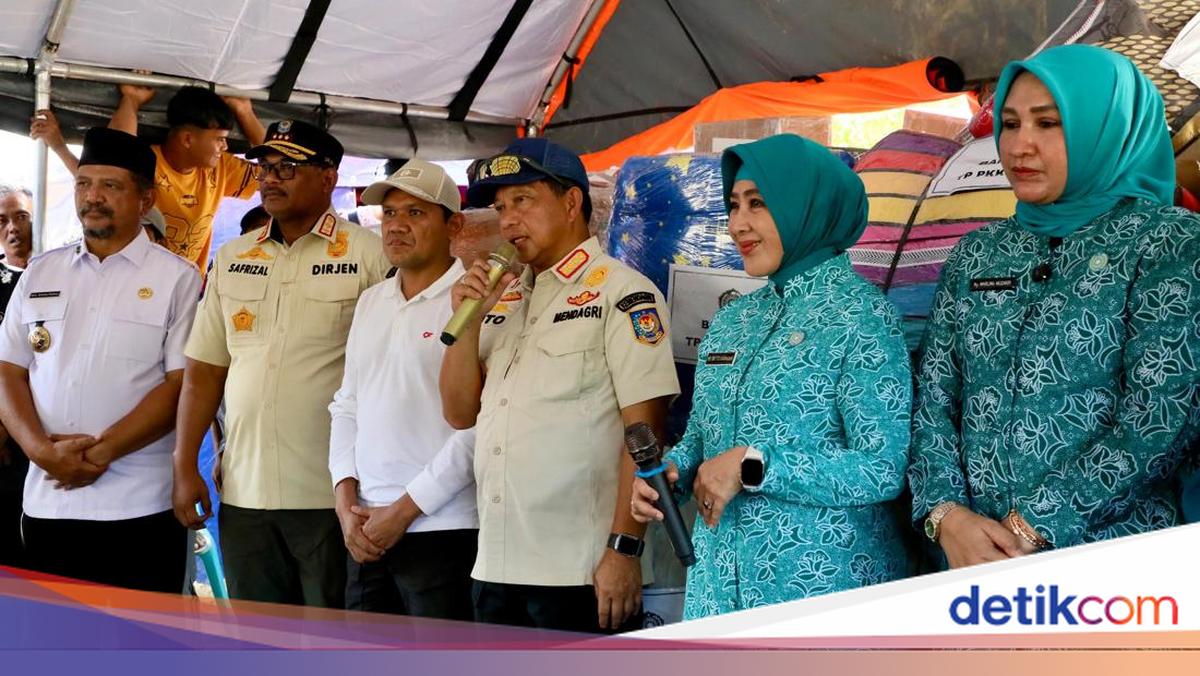 Bareng TP PKK, Tito Karnavian Tinjau-Bantu Warga Terdampak di Aceh Tamiang