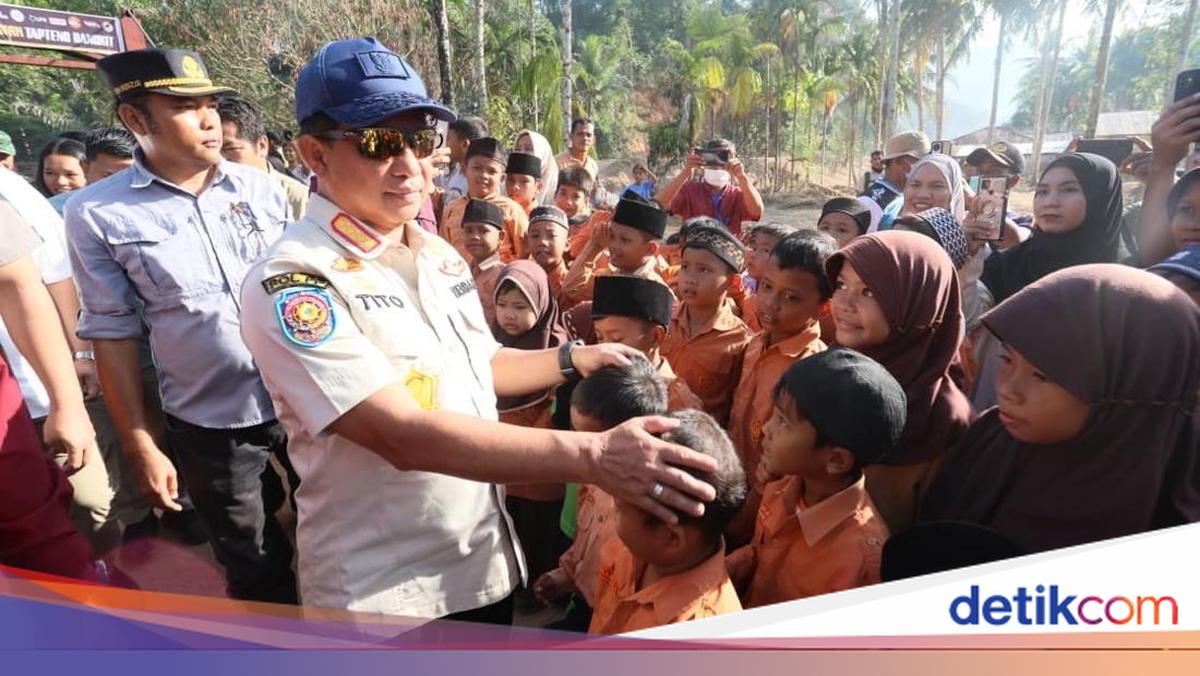 Tinjau SD di Tapteng, Tito Pastikan Kebut Pemulihan Sekolah Pascabencana