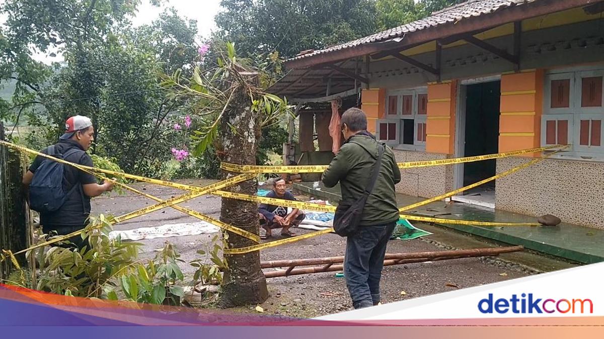 Detik-detik Ngeri Tanah Dekat Sungai Amblas Seret Rumah di Pekalongan