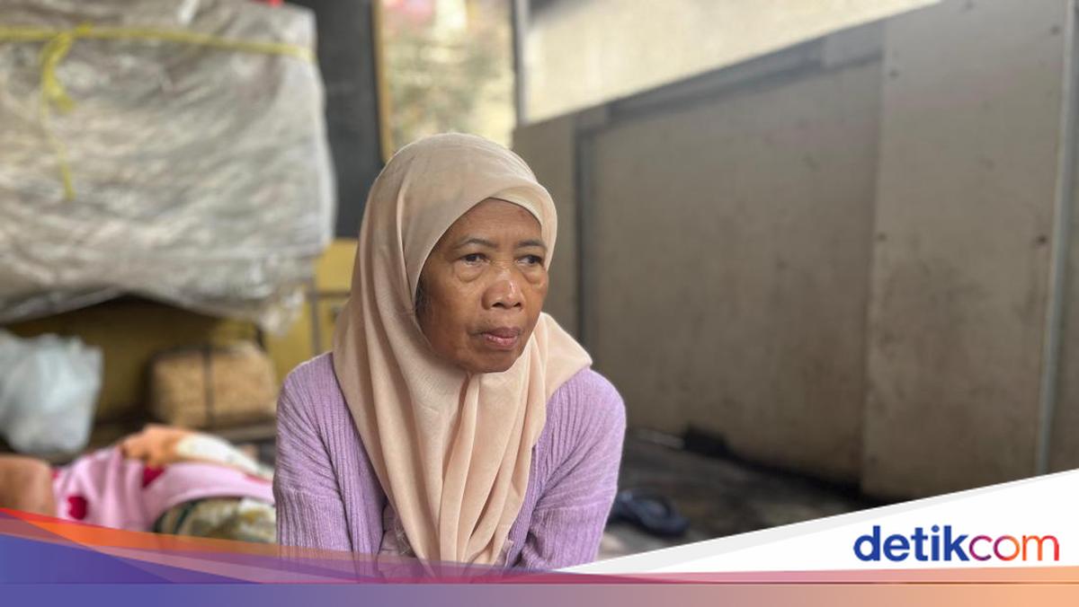 Banjir Pejaten Timur Jaksel Belum Surut, Warga Ngungsi di Emperan Toko