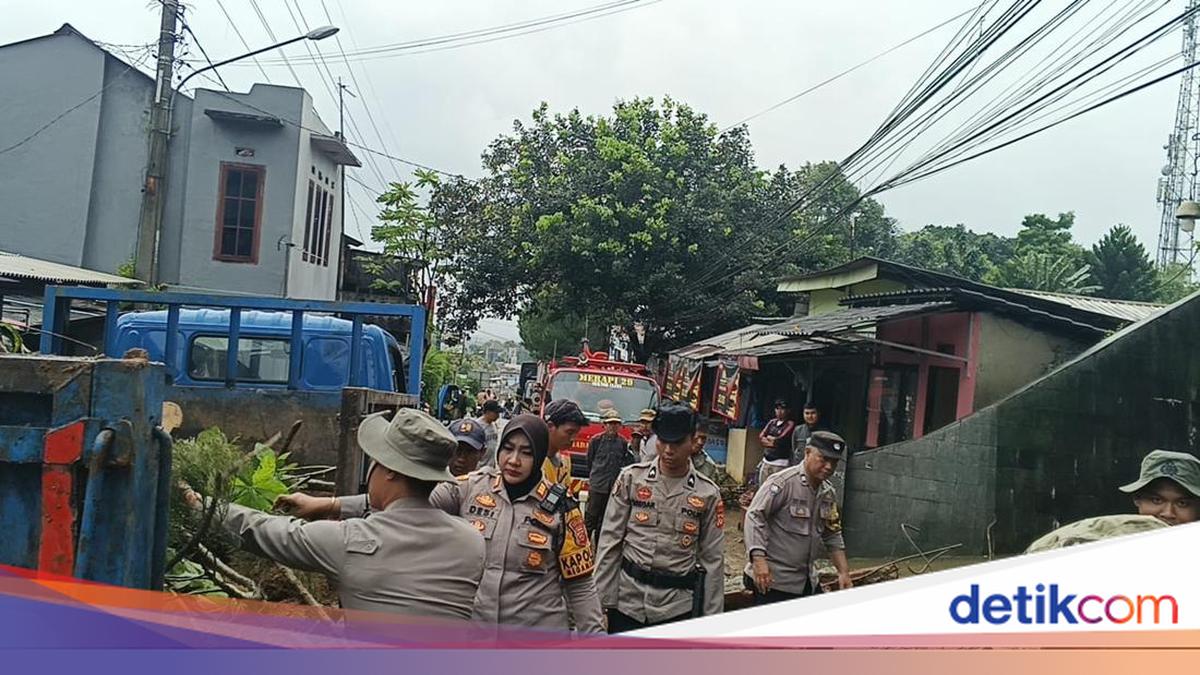 Polisi dan Warga Bahu Membahu Atasi Longsor yang Tutup Jalur Alternatif Puncak Bogor