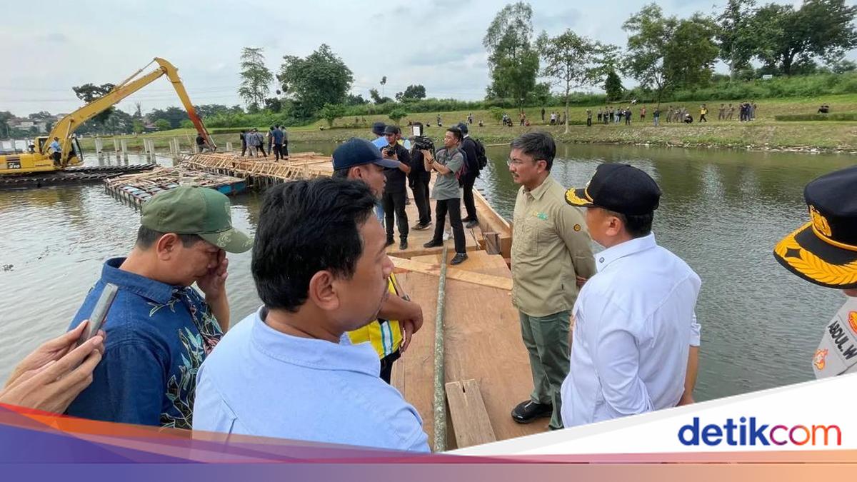 Berdiri di Badan Air, Bangunan Liar di Situ Tujuh Muara Depok Dibongkar