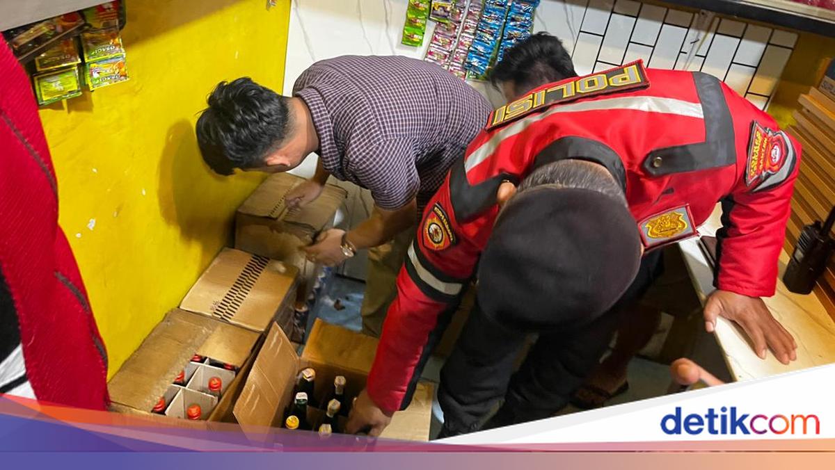 Api Razia Razia Warung di Serang, Polisi Sita Ratusan Botol Miras dan Tuak
