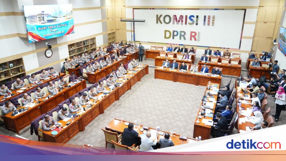 Fraksi-fraksi DPR Kompak Dukung Polri Tetap di Bawah Presiden