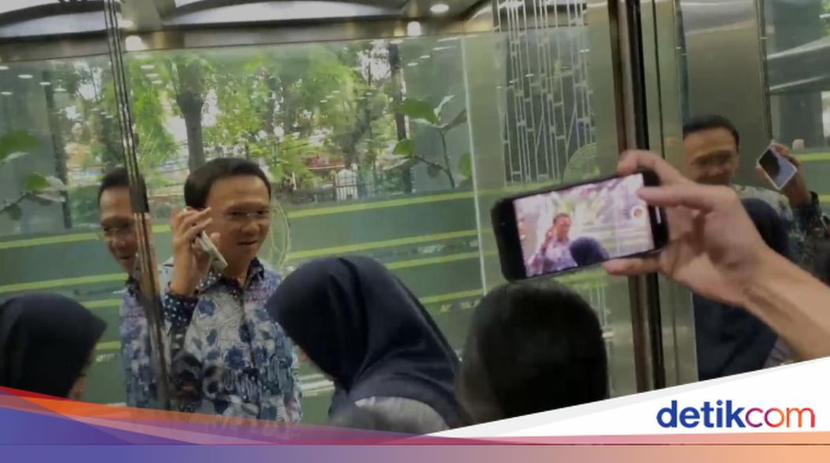 Ahok Tunjukkan HP saat Jadi Saksi Kasus Anak Riza Chalid: Semua di Sini