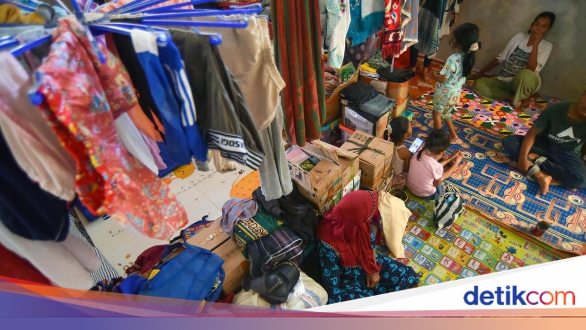Menanti Huntara, Penyintas Banjir Maninjau Bertahan di Bekas Kandang Sapi
