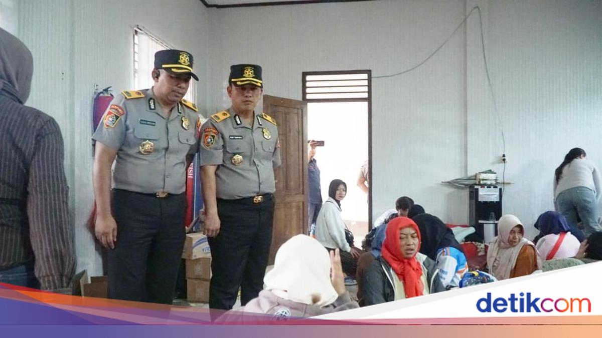 Siswa Sespimti Polri Salurkan Bantuan ke Korban Longsor Cisarua Bandung Barat Siswa Sespimti Polri ke Lokasi Longsor Cisarua, Berikan Bantuan ke Para Korban