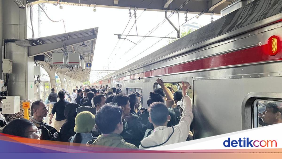 Keluh Kesah Para Anker KRL Green Line Tiap Hari Desak-desakan