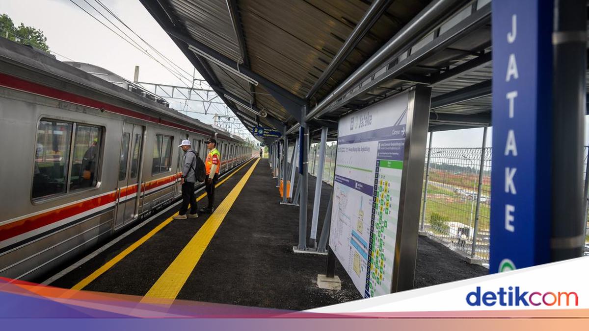Senangnya Warga Sambut Stasiun Jatake Mulai Beroperasi