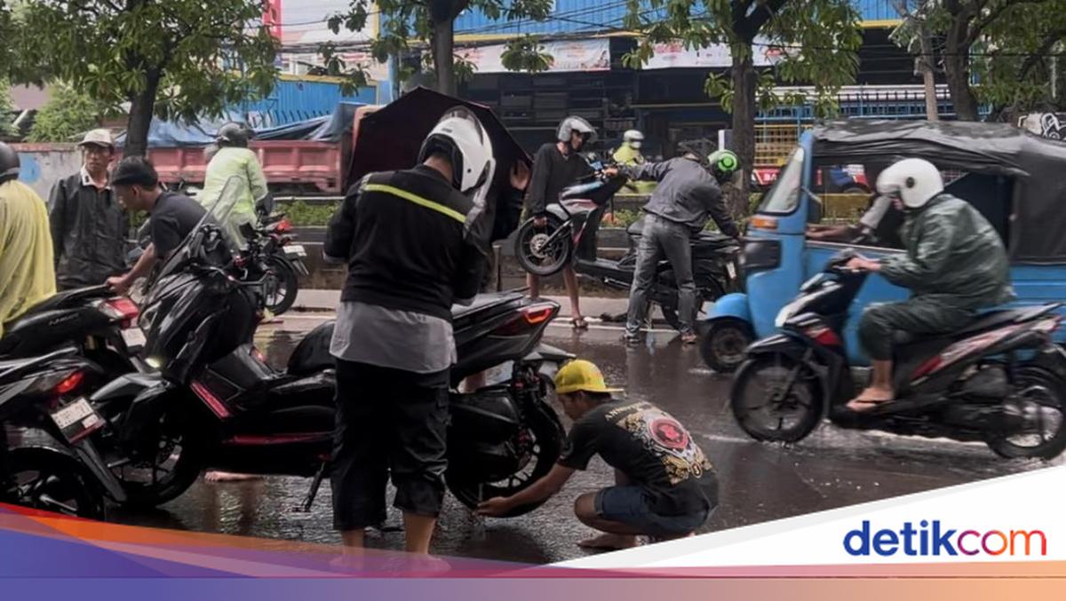 Jalan Daan Mogot Banjir Seharian, Warga Sukarela Bantu Dorong Kendaraan Mogok