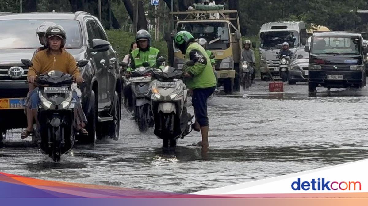 Banjir di Kelapa Gading, Ojol Sampai Parkir Tengah Jalan Demi Orderan