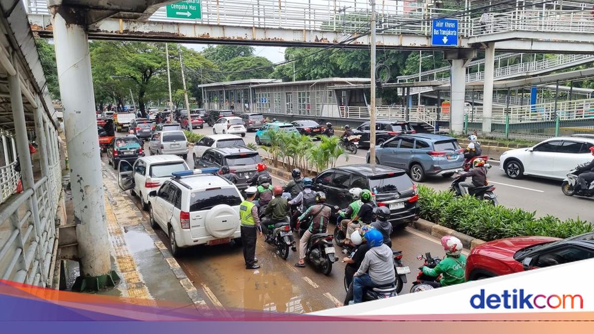 Jalan Letjen Suprapto Jakpus Macet Imbas Banjir, Begini Kondisinya