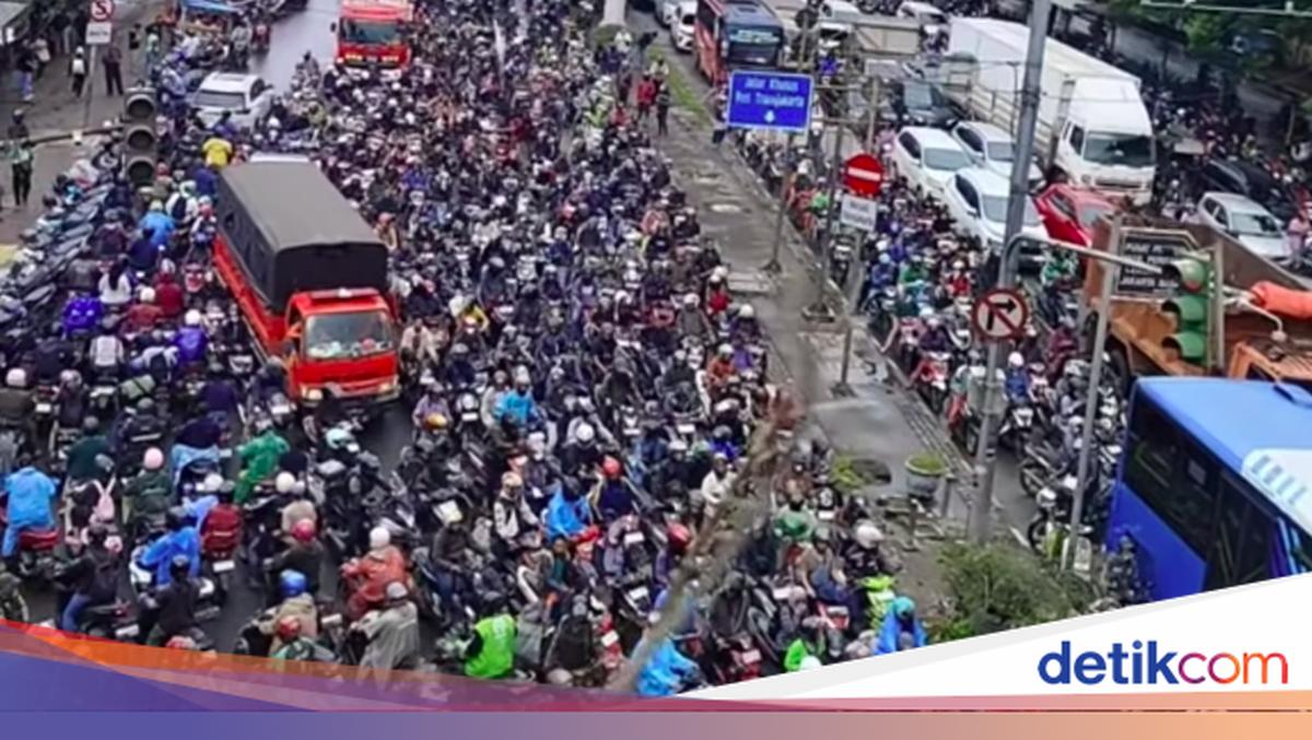 Cerita Warga Stuck 3 Jam di Daan Mogot karena Banjir hingga Batal Ngantor