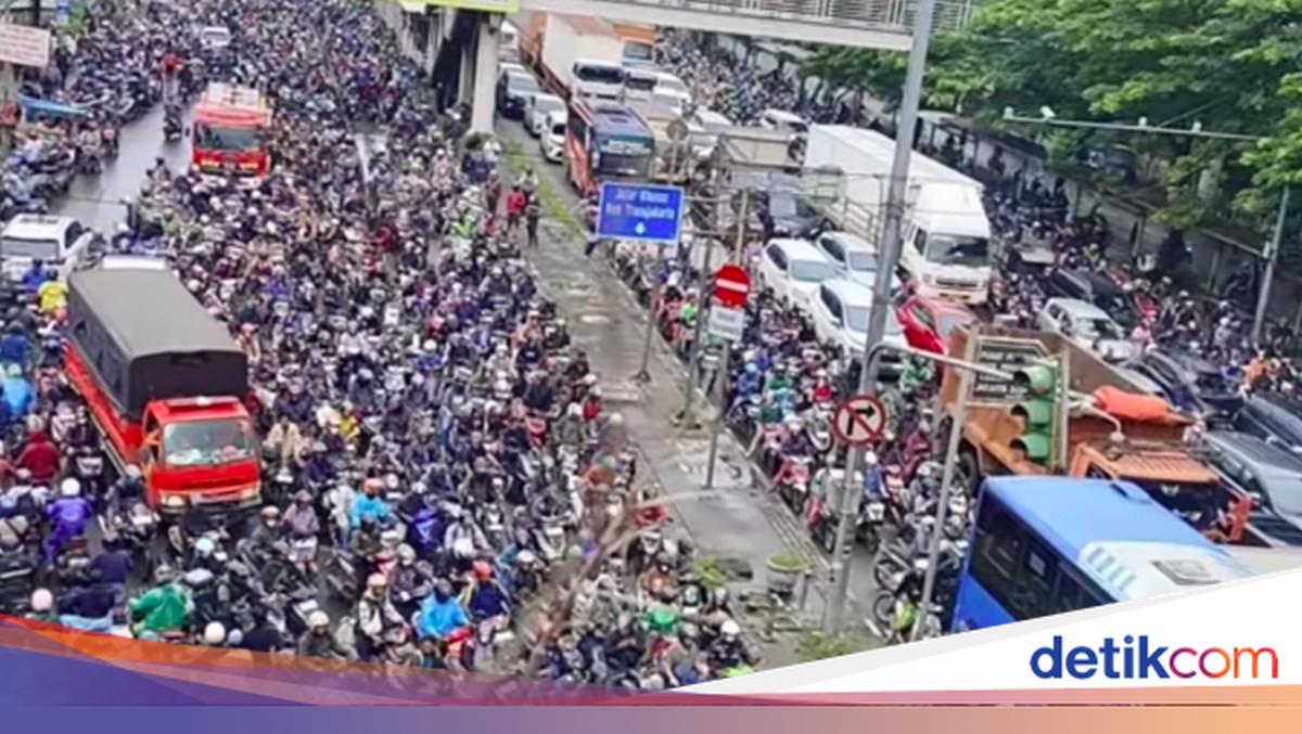 Drama di Daan Mogot: Hujan, Banjir hingga Motor Lawan Arah
