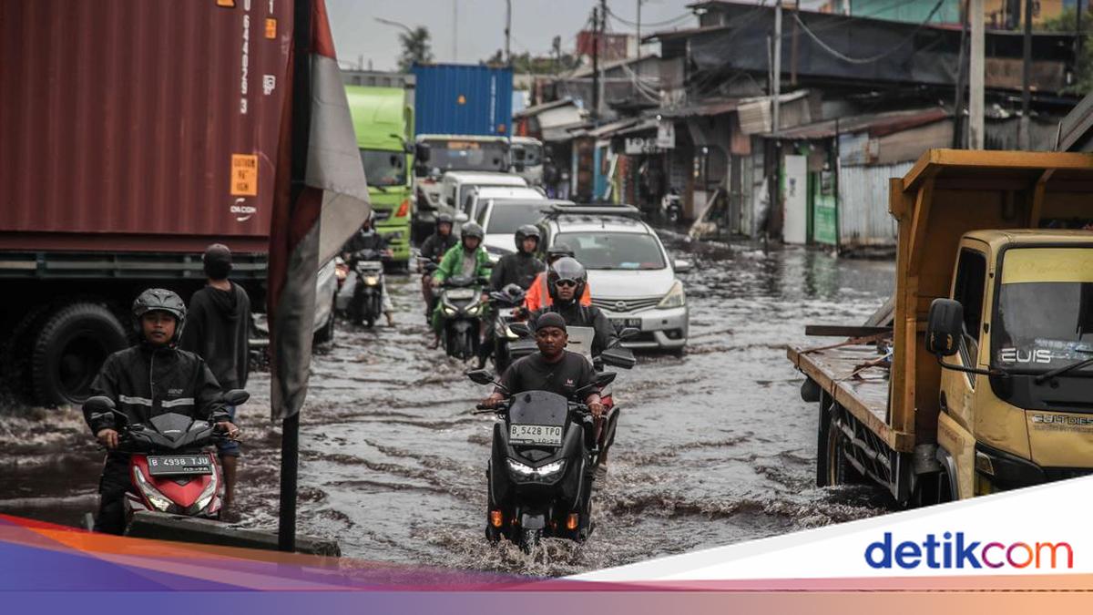 Update Banjir Jakarta Siang Ini: 28 RT dan 11 Ruas Jalan Masih Terendam
