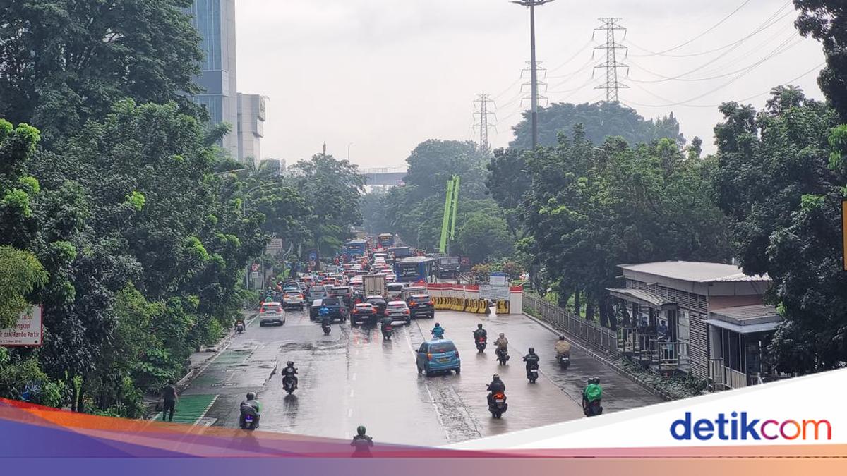 Banjir di Jalan DI Pandjaitan Jaktim Surut, Lalin ke Arah Sunter Masih Macet
