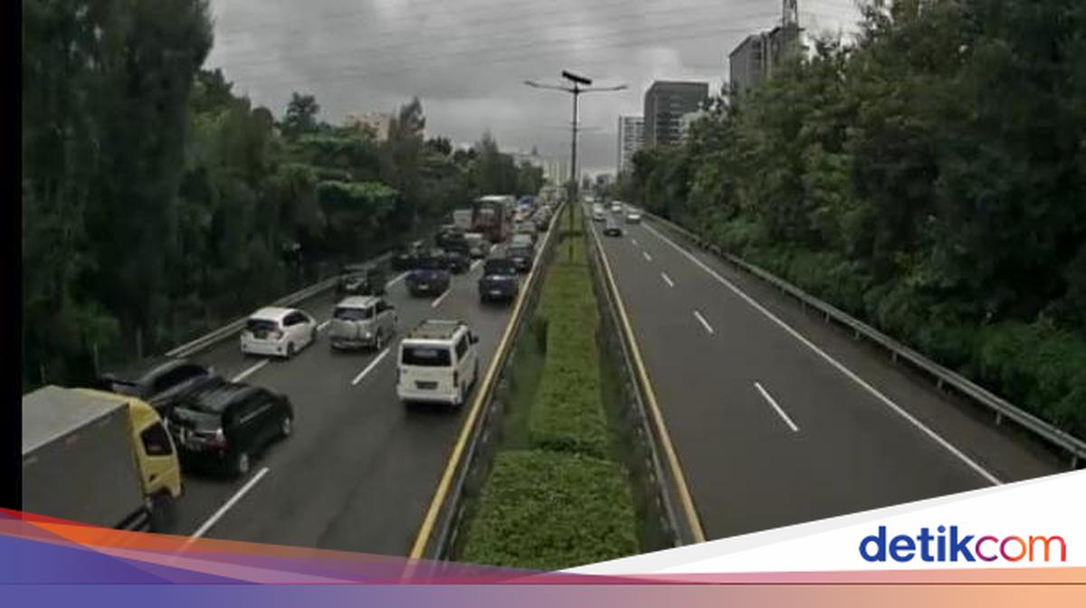 Lalin Cawang Macet 'Dikepung' Kendaraan dari Tol Cikampek dan Jagorawi