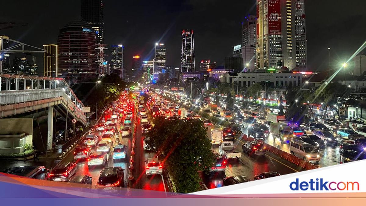 Jam Pulang Kerja, Lalin Tol Dalkot-Jalan Gatsu Macet Usai Diguyur Hujan