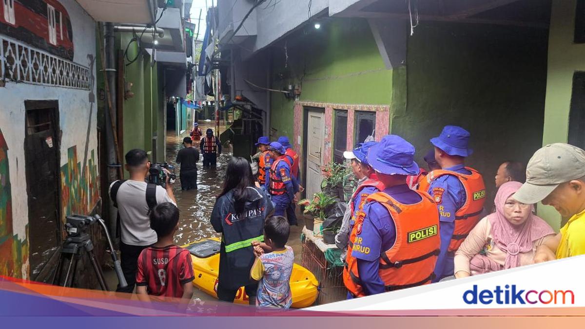 Ditpolairud Polda Metro Bantu Pelajar-Warga Terdampak Banjir di Kebon Pala