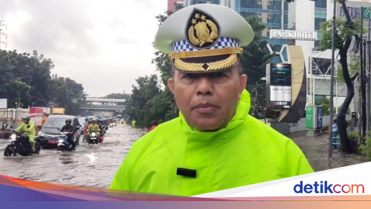 Jalan DI Panjaitan Macet Imbas Banjir, Contraflow Berlaku untuk Motor