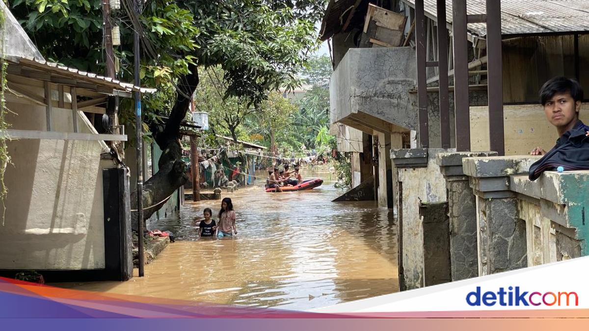 Kawasan Pejaten Timur Masih Banjir Siang Ini, Tinggi Air Capai 1,7 Meter