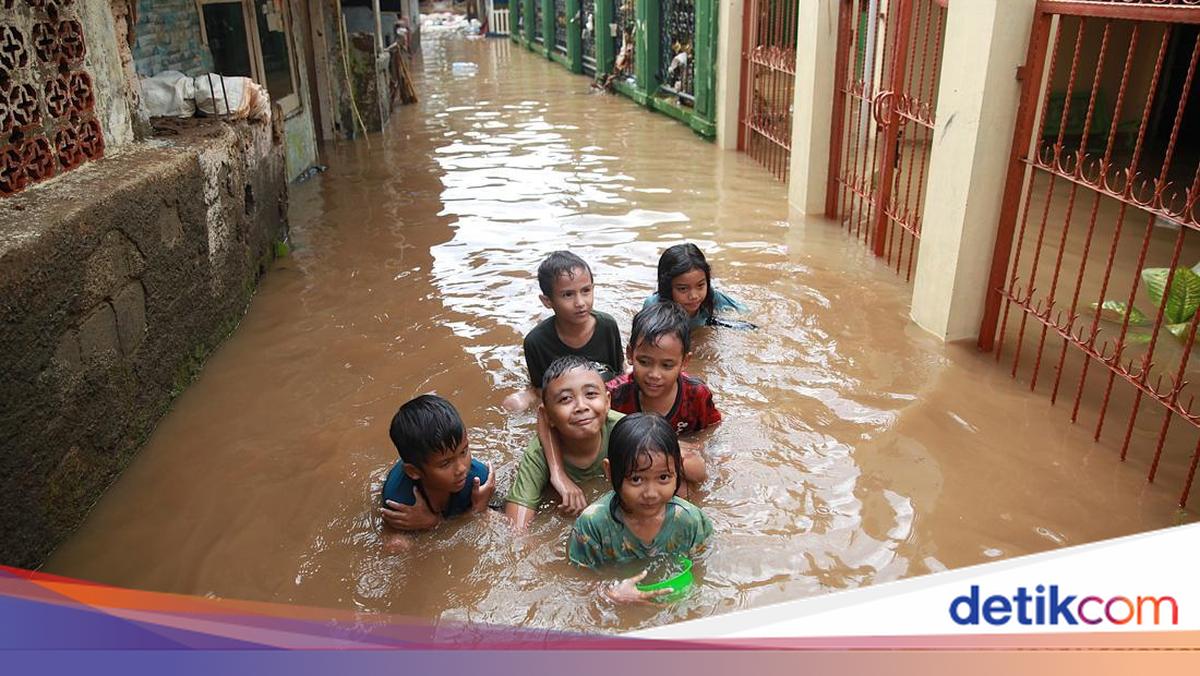 Pramono Ungkap Penyebab Banjir Jakarta Capai 1,5 Meter Hari Ini