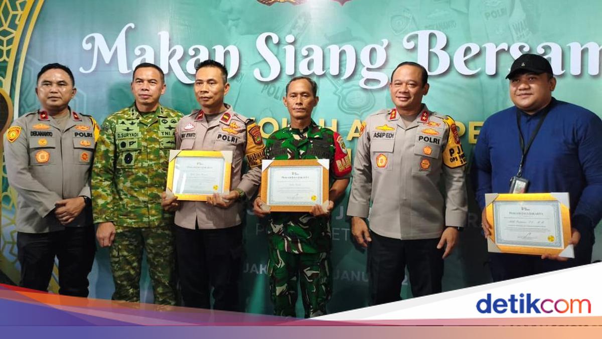 Kapolda Metro Beri Penghargaan Bhabin Pendiri TPA di Srengseng Jakbar