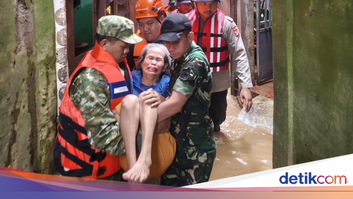 Banjir di Kampung Melayu Belum Juga Surut, Ratusan Warga Dievakuasi