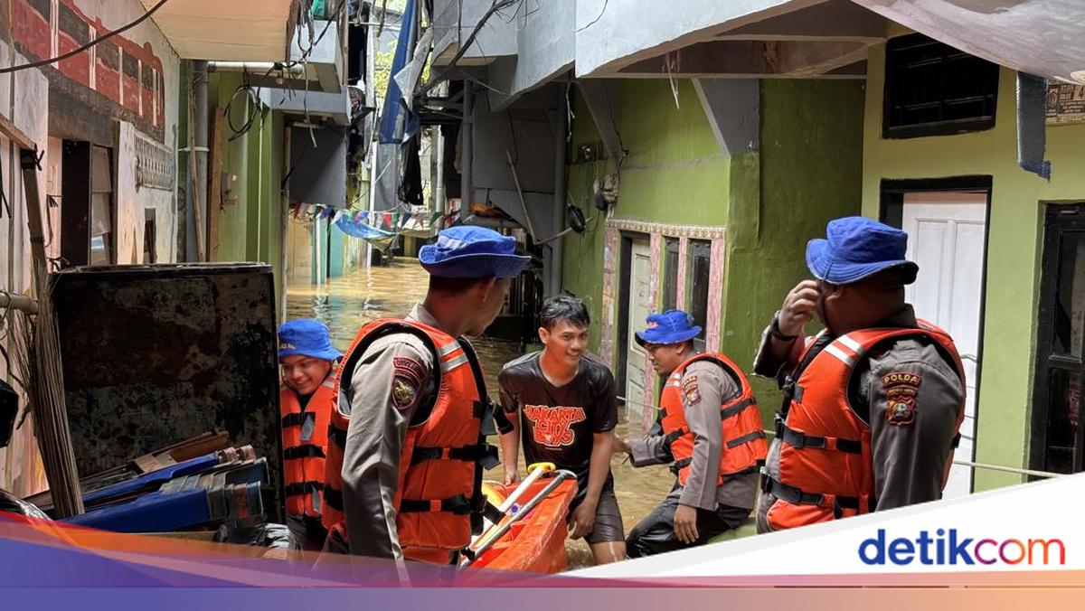 Aksi Ditpolairud Polda Metro Evakuasi Warga Terdampak Banjir di Kebon Pala