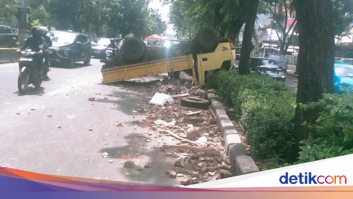Truk Terguling gara-gara Pecah Ban di Jakpus, 2 Orang Terluka