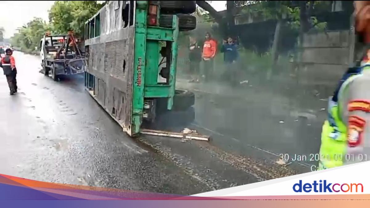 Truk Kontainer Terguling di Cilincing Bikin Macet, Kini Dievakuasi