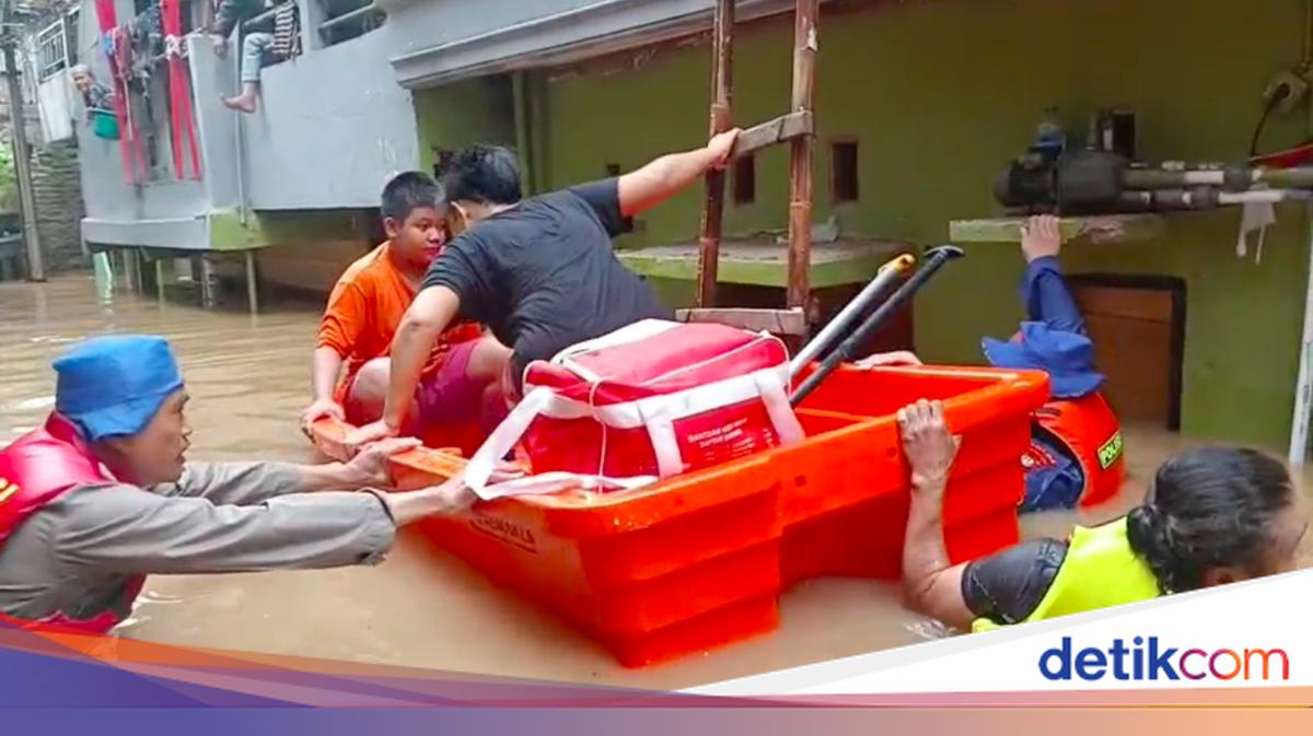 Banjir di Kampung Melayu Belum Surut, SAR Polairud Polda Metro Evakuasi Warga