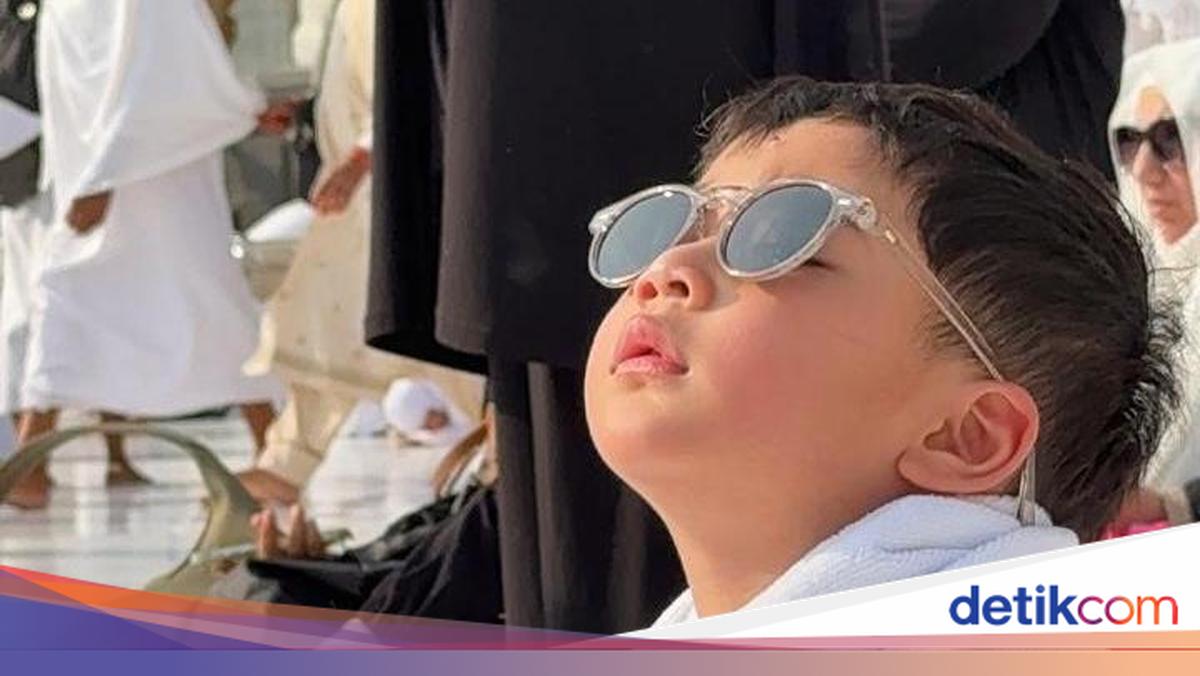 Masyaallah Gemas! Pose Rayyanza Berdoa saat Umrah Curi Atensi