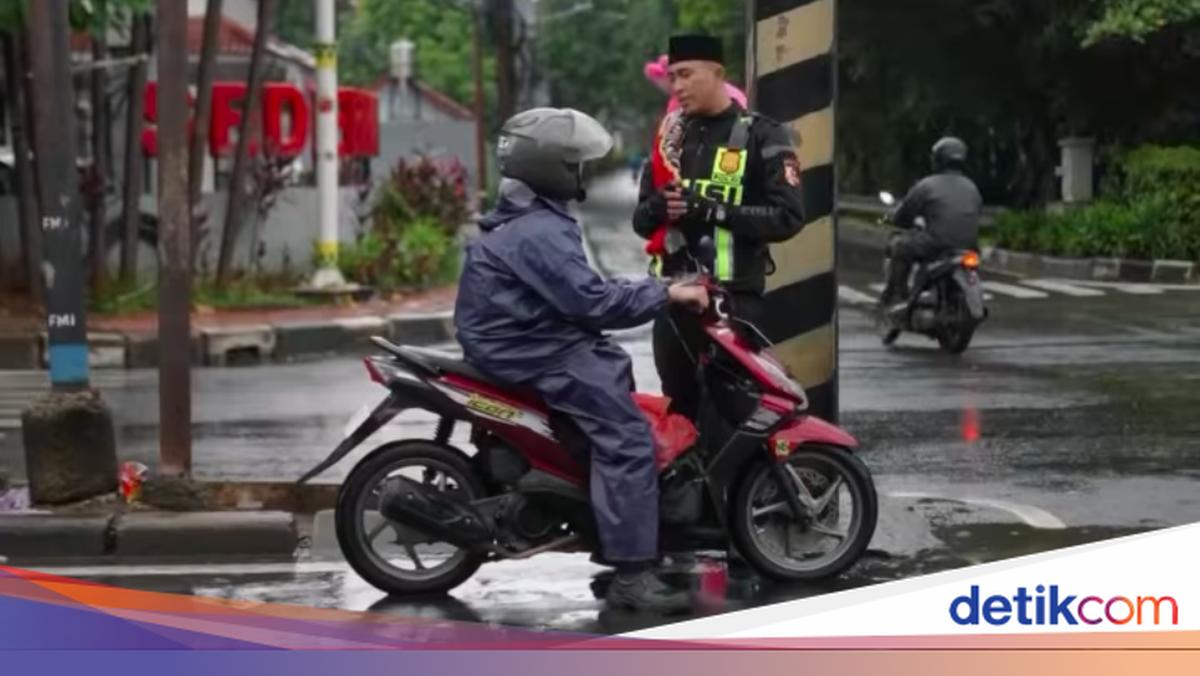 Ragam Cara Polisi Lakukan Agar Pemotor Tak Lawan Arah di Lebak Bulus