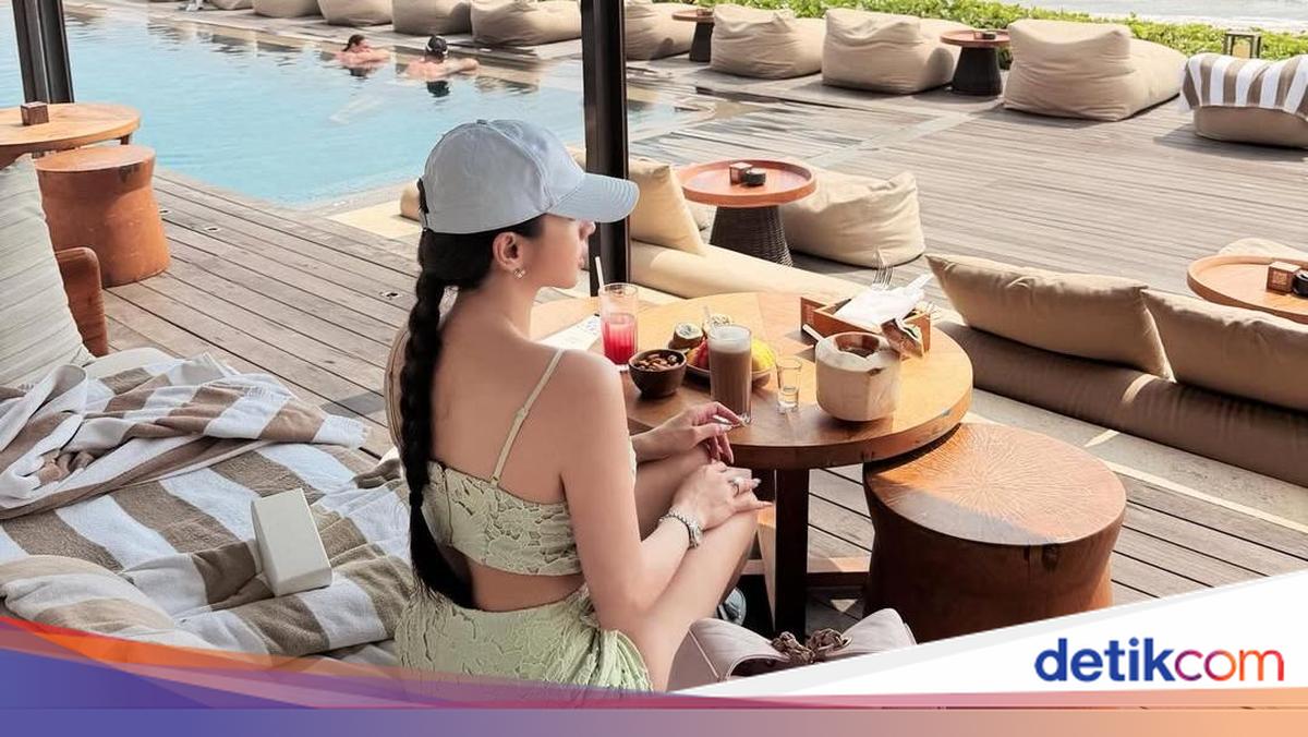 Cantiknya Angel Karamoy Pelesiran di Pulau Dewata