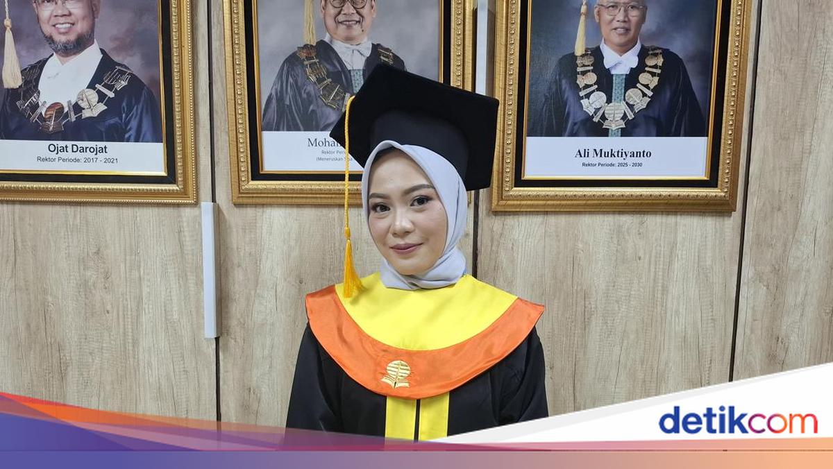 Kuliah Online Bukan Halangan, Asri Syakilla Jadi Lulusan Terbaik UT